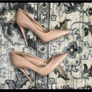 Nude pump
High heel shoe
Pointy toe 
Stiletto heel